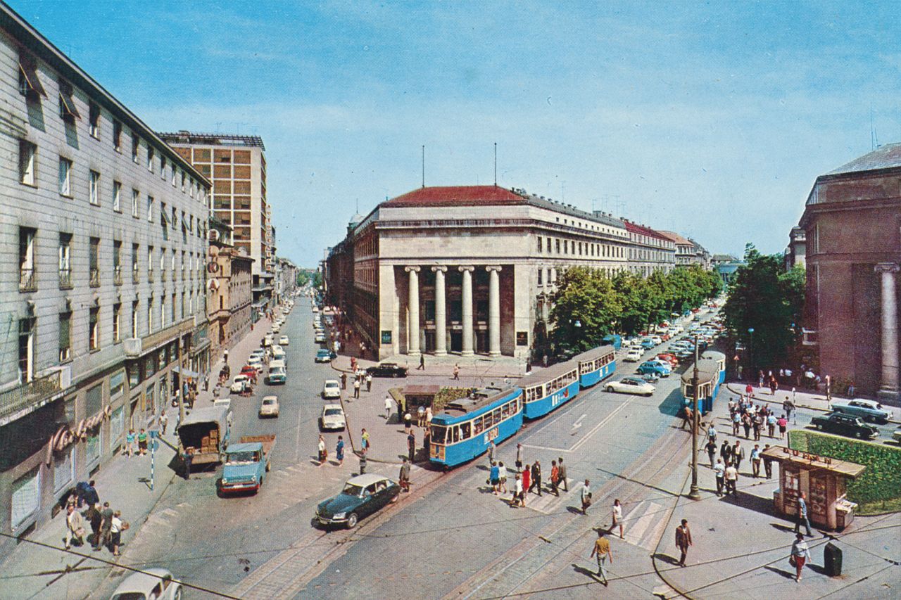 Trg Jože Vlahovića (današnji Trg hrvatskih velikana), lijevo Martićeva ulica, desno ulica Račkoga, oko 1970. godine